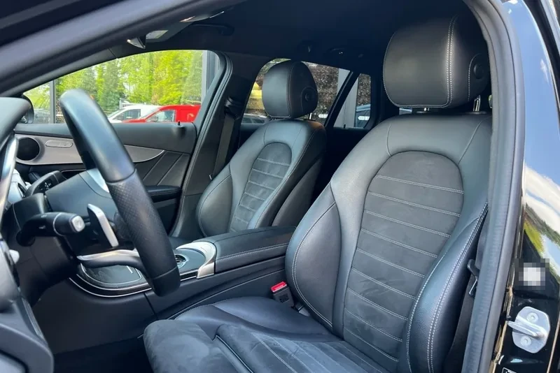 Voorstoelen van een Mercedes-Benz C-Klasse in leder en Alcantara