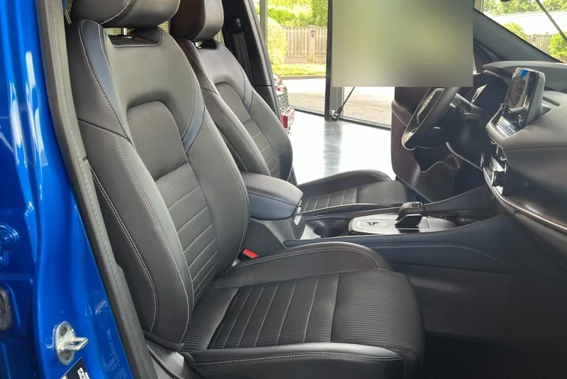 Achterbank van een Nissan Qashqai met lederen bekleding