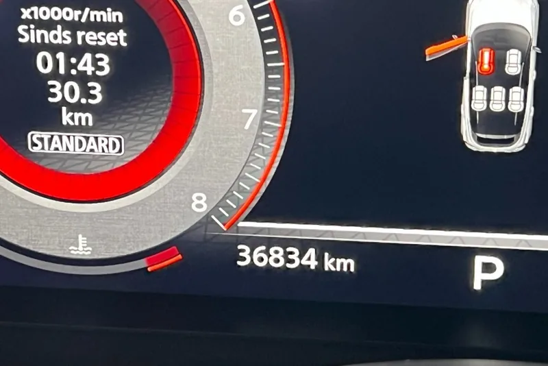 Digitaal instrumentarium van een Nissan Qashqai met 36.834 kilometer op de teller