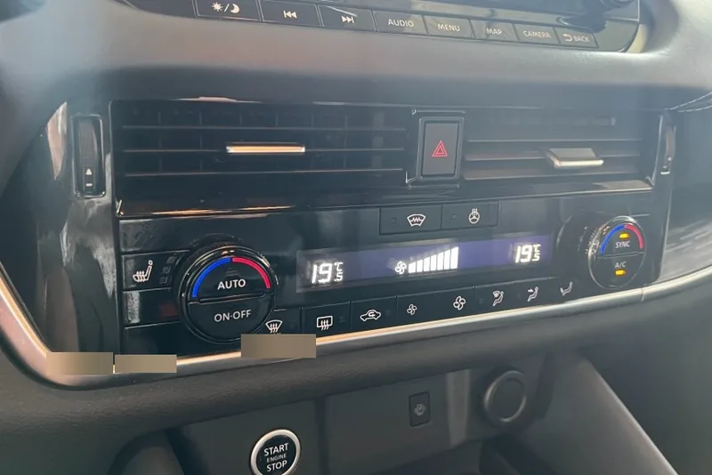 Klimaatbediening van de Nissan Qashqai met fysieke draaiknoppen