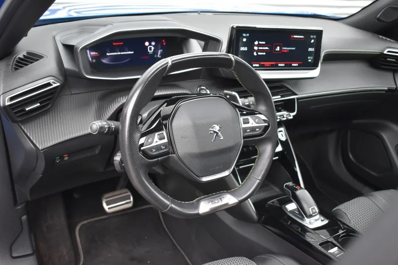 Het i-Cockpit van de Peugeot 2008: klein stuur laag, instrumenten daarboven