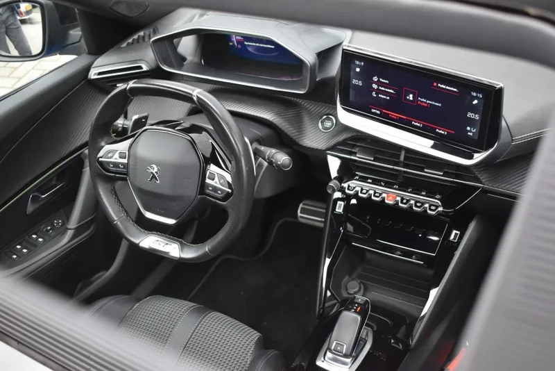 Dashboard van de Peugeot 2008 met centraal scherm en de toggle switches eronder