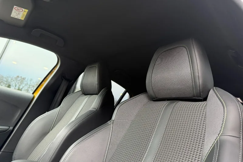 Interieur van de Peugeot 208 gezien vanaf de achterbank