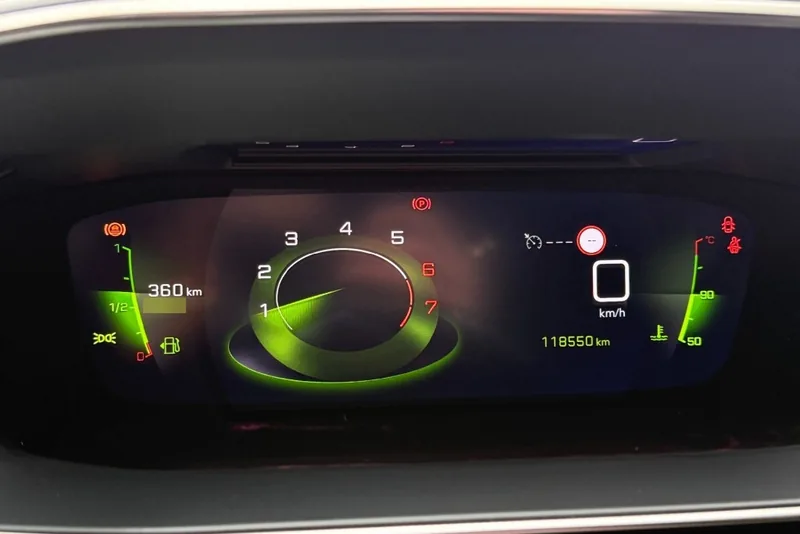 Het 3D-instrumentarium van de Peugeot 208 met actieradius en kilometerstand