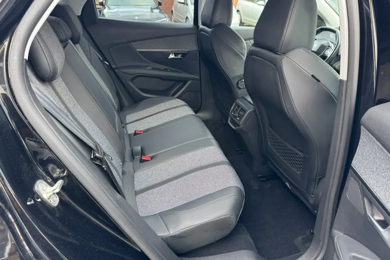 Achterbank van een Peugeot 3008 met stoffen bekleding en ruime beenruimte