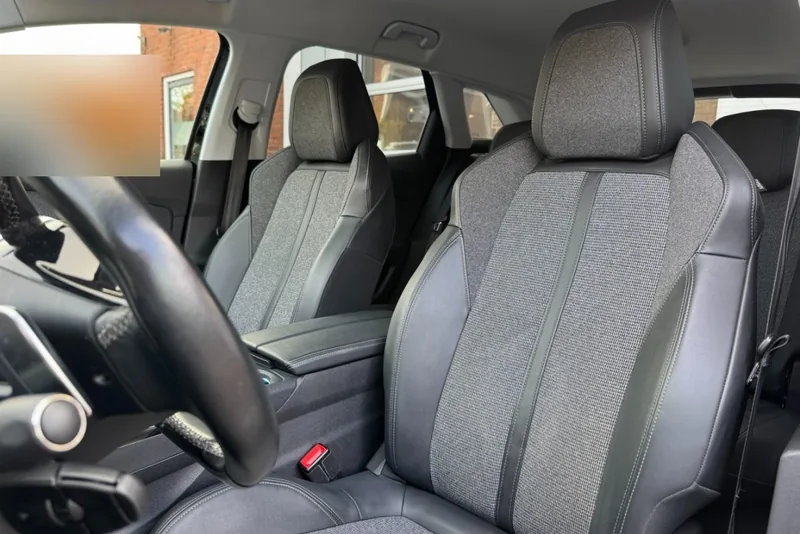 Interieur van een Peugeot 3008 met stoffen bekleding en het kleine i-Cockpit-stuur