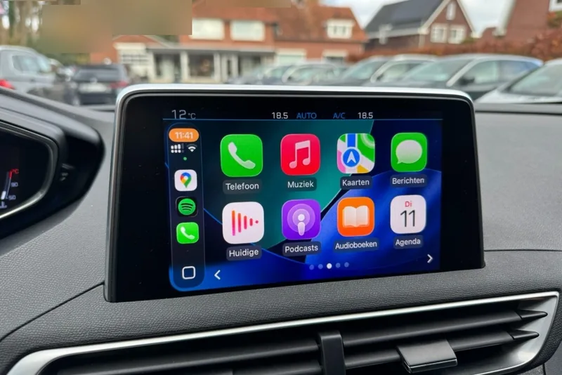 Het centrale scherm van een Peugeot 3008 met Apple CarPlay