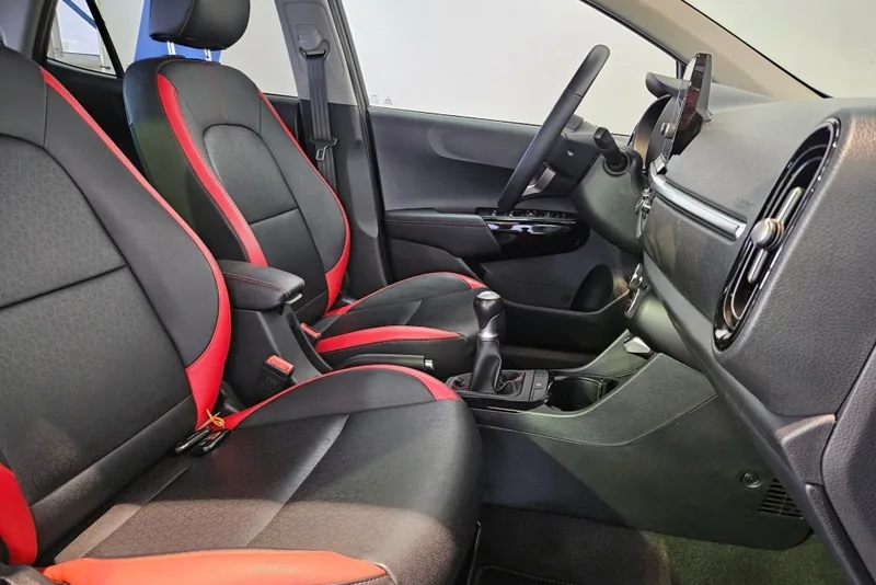 Interieur van een Kia Picanto GT-Line met rode accenten op de stoelen
