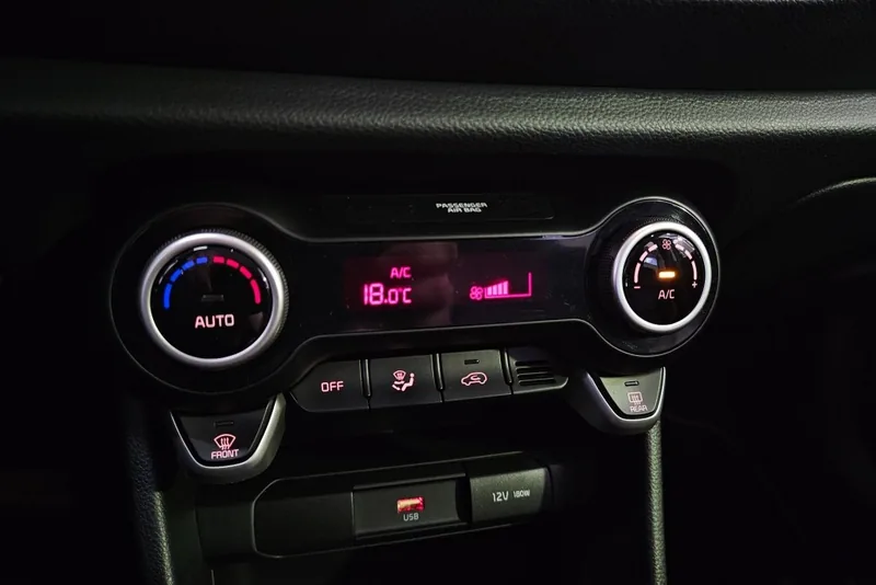 Klimaatbediening van de Kia Picanto met fysieke draaiknoppen