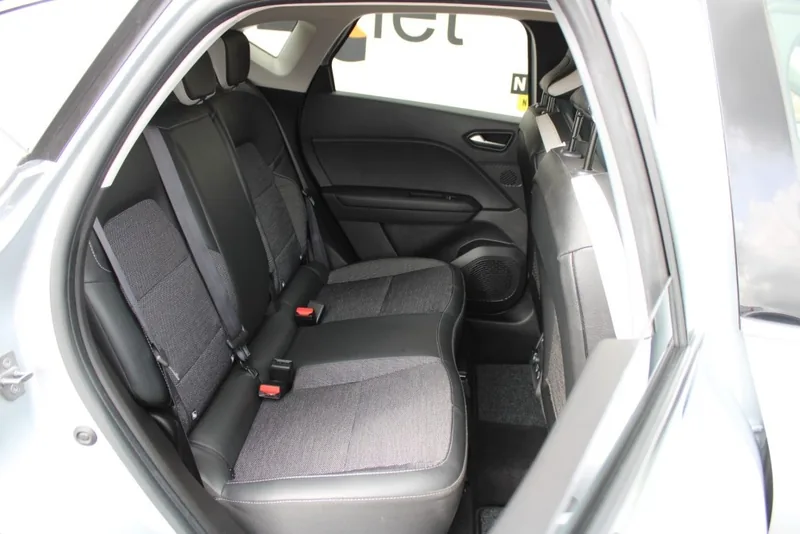 De achterbank van een Renault Captur met stoffen bekleding