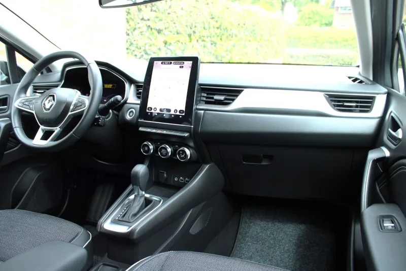 Dashboard van een Renault Captur met staand centraal scherm en fysieke klimaatknoppen