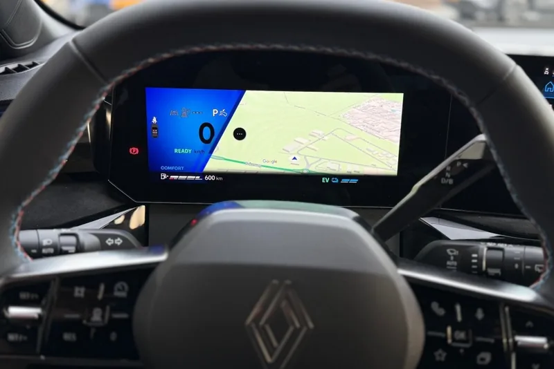 Stuur en digitaal instrumentarium met kaart van de nieuwe Renault Clio 6