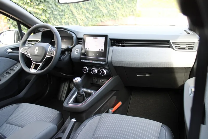 Dashboard van een Renault Clio van de vijfde generatie met centraal scherm en handgeschakelde versnellingsbak