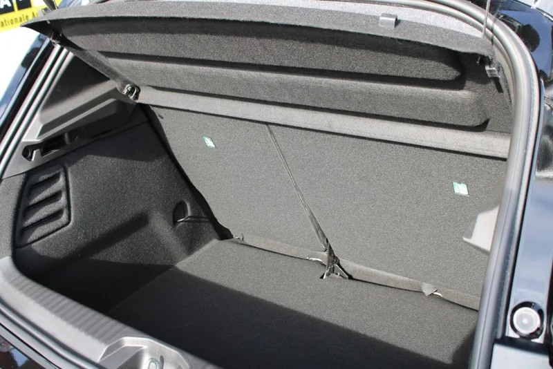 Kofferbak van een Renault Clio met de achterbank rechtop