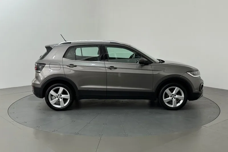 Grijze Volkswagen T-Cross van opzij op een draaischijf