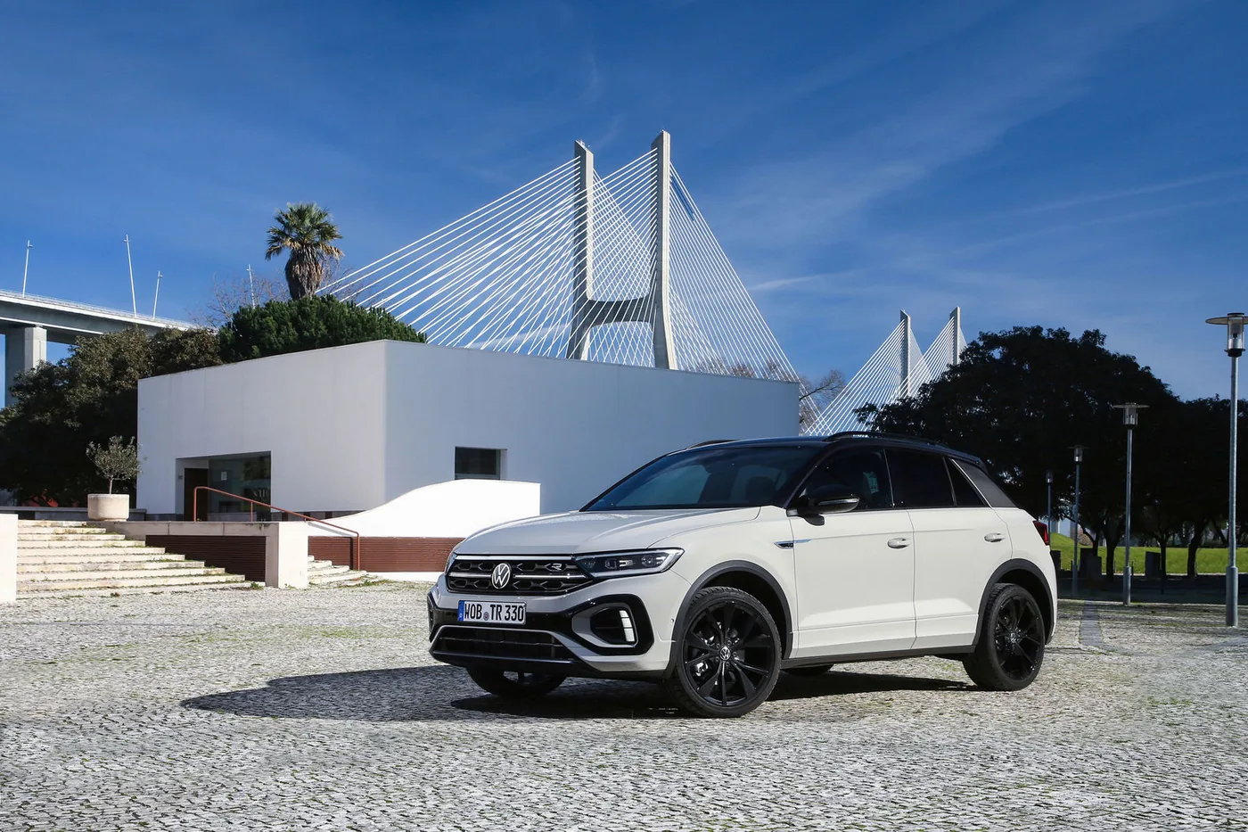 Witte Volkswagen T-Roc R-Line met zwart contrastdak, driekwart vooraanzicht