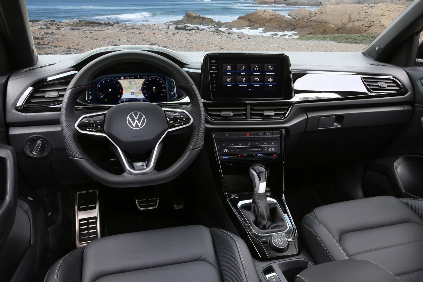Dashboard van de gefacelifte Volkswagen T-Roc met digitaal instrumentarium en vrijstaand touchscreen