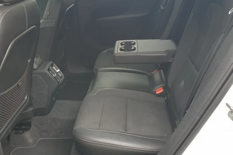 De achterbank van de Volvo XC40 met neergeklapte armsteun en bekerhouders