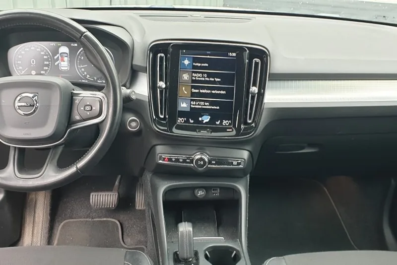 Interieur van de Volvo XC40 met het staande Sensus-scherm en de compacte middenconsole