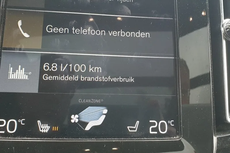 Boordcomputer van een Volvo XC40 die 6,8 liter per 100 kilometer gemiddeld brandstofverbruik toont