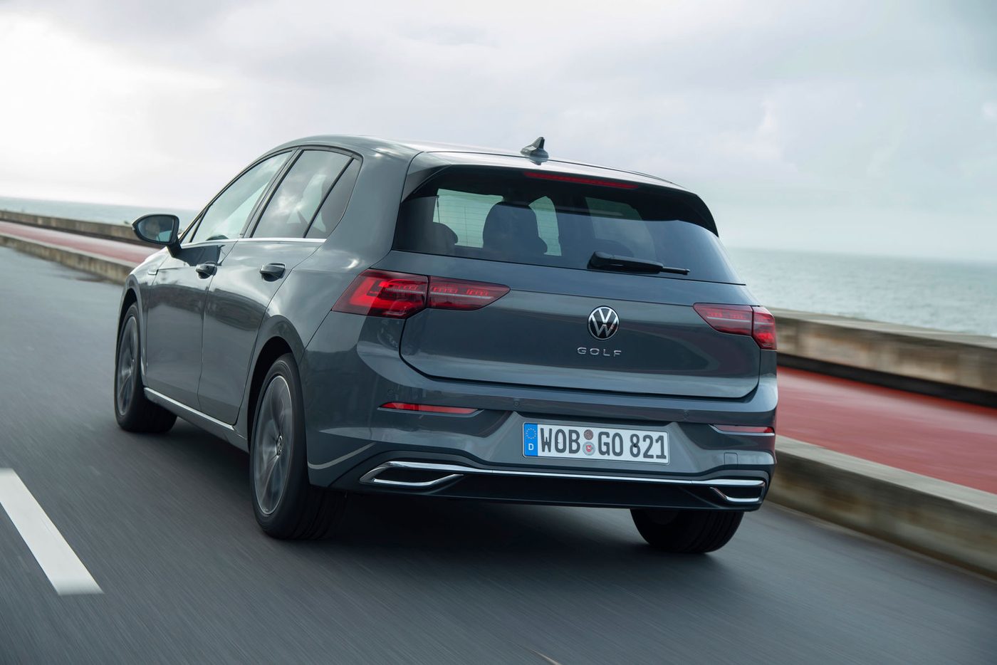 Volkswagen Golf 8 rijdend, achteraanzicht