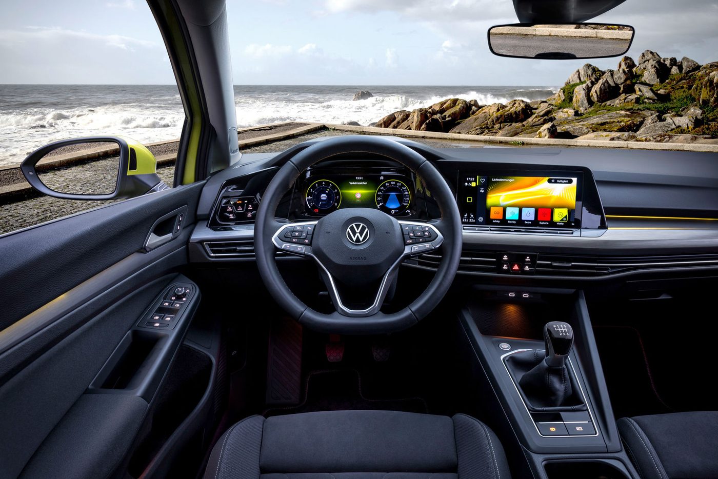 Interieur Volkswagen Golf 8 met digitale cockpit en touchscreen
