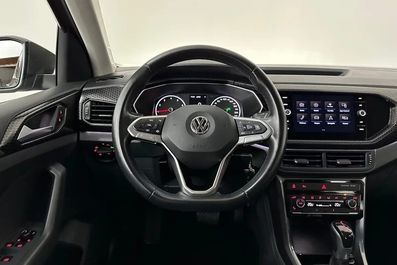 Stuur, instrumenten en infotainmentscherm van een Volkswagen T-Cross
