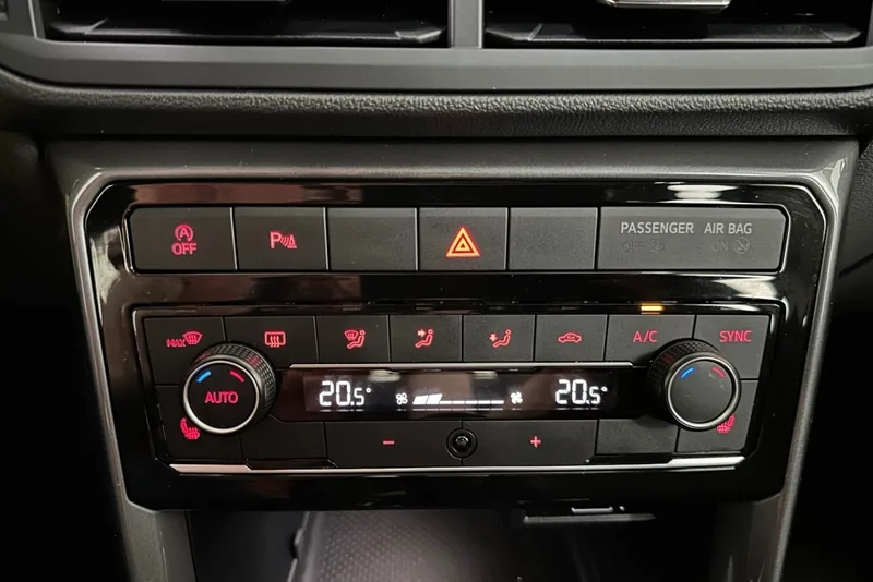 Klimaatbediening van een Volkswagen T-Cross met twee draaiknoppen en een display