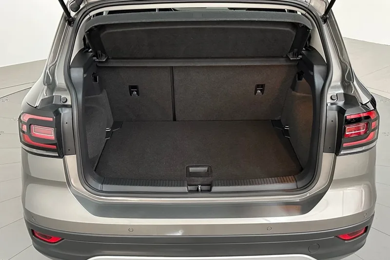 Geopende kofferbak van een Volkswagen T-Cross met vlakke laadvloer