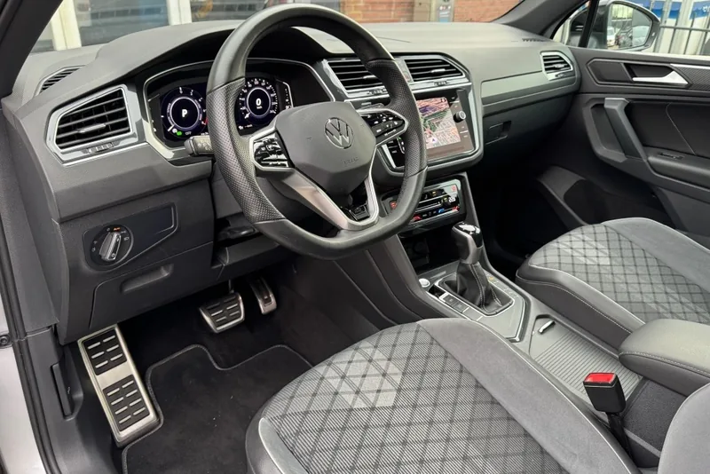 Dashboard van een Volkswagen Tiguan R-Line met digitaal instrumentarium en centraal scherm