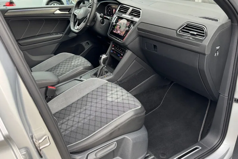 Voorstoelen van een Volkswagen Tiguan R-Line met ruitstiksel